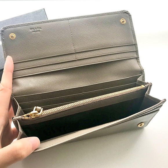 Beautiful Authentic Prada Saffiano Leather Wallet - Picture 2 of 4